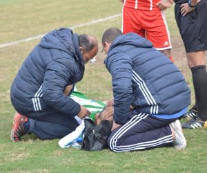 طبيب يجري جراحة عاجلة للاعب بلدية المحلة في الملعب ( صور )