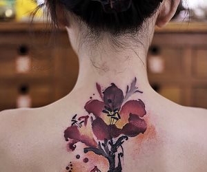 فنان صيني يرسم الوشم أشبه باللوحات الطبيعية مستخدما الألوان المائية