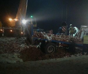 معدات محافظة بني سويف ترفع حطام حادث الطريق الصحراوي الشرقي (صور)