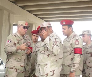 مساعد وزير الدفاع يقبل يد طفلتين بالدقى: أجمل حاجة إن بابا جابكم اللحظة الجميلة دي