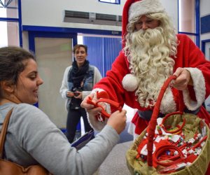 بابا نويل يوزع الهدايا على السائحين بمطار مرسى علم الدولي (صور)