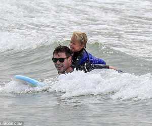 بصحبة زوجته.. كريس هيمسورث يتزلج على أمواج شاطئ خليج بايرون (صور وفيديو)