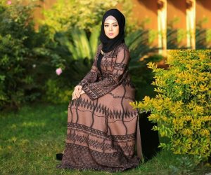 موضة العباءات في الشتاء.. مشجرة وألوان هادئة  