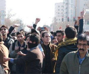 عقوبات ترامب تصل الشارع.. هل تُطيح احتجاجات زيادة البطالة بالنظام الإيراني؟