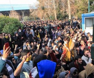 إيران تنتفض والنظام يعتدي على المواطنين و"الجزيرة" عاملة من "بنها"