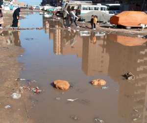 فيضان الصرف الصحي في شبرا.. الأهالي تحت رحمة كورنيش أم بيومي (صور)