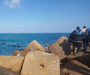 شاهد.. لحظة انتشال جثمان غريق حادث كوبري ستالي (صور) 