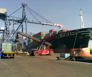 خلال 24 ساعة... ميناء دمياط يستقبل 9 سفن حاويات وبضائع عامة