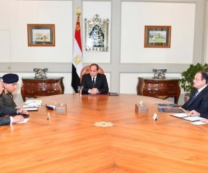 السيسي يعقد اجتماعا مع وزيري الدفاع والداخلية لمتابعة أخر التطورات الأمنية