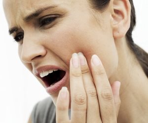 5 عادات سيئة تدمر صحة الأسنان أكثر من عدم غسلها