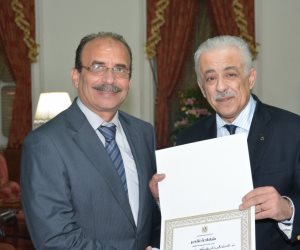 وزارة التربية والتعليم تكرم معلم يعمل علي توصيل المعلومة الصحيحة للطلاب 
