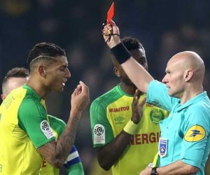 إيقاف حكم مباراة باريس سان جيرمان ونانت بعد اعتدائه على أحد اللاعبين (فيديو)