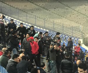 صالح جمعة فى مقصورة "ستاد القاهرة" بعد استبعاده من مباراة الأهلى والمقاصة (صور)