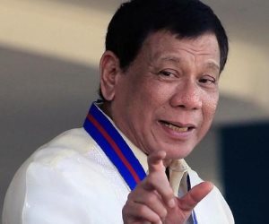 صرصار المعارضة يزعج الرئيس الفلبيني خلال حملته الانتخابية (فيديو)