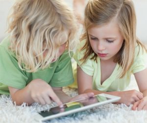 استخدام الأطفال والمراهقين للهواتف الذكية بكثرة يقلل من سعادتهم