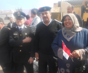 أهالي مدينة دهب يحتفلون بعيد الشرطة بتوزيع أعلام مصر 