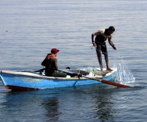 عودة حركة الصيد لبحيرة التمساح بعد تحسن الأحوال الجوية (صور)