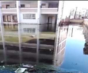 إلى وزير التعليم.. مدرسة تسبح وسط بحر من الصرف الصحي بالبحيرة (فيديو)
