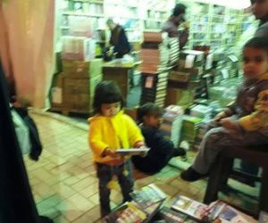"أطفال مثقفون".. ذات العامين والنصف وتتفحص الكتب في معرض الكتاب