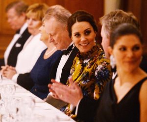 Golden girl..  كيت ميدلتون في إطلالة زعفرانية في عشاء السفير البريطاني بـ"ستوكهولم" ( صور وفيديو)