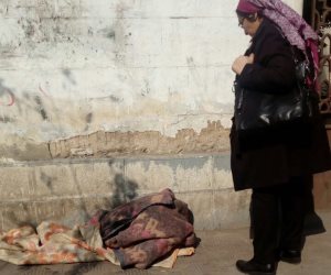 ميدان المنيل مغطى بعرق المشردين.. سيدة مسنة ترفض نقلها من الشارع لدار رعاية (صور)
