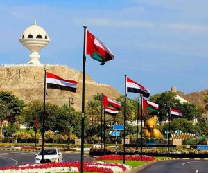 العاصمة العمانية تتزين بالأعلام المصرية احتفالا بزيارة السيسي
