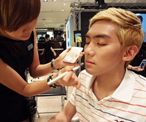 "حتى الرجالة طلعوا بلاستك".. الذكور في كوريا الأعلى شراء لمستحضرات التجميل