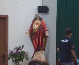 تكسير رأس تمثال السيدة العذراء في هجوم مسلح بإندونيسيا (صور)
