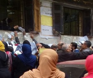 موظف بـ"التموين" يعتدي على مواطنين بالجنزير.. والوزارة: مش تبعنا ( فيديو)