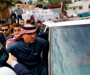 علقة ساخنة للسفير القطري من عمال النظافة بغزة (صور)