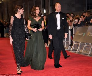 تألق دوقة كامبريدج على السجادة الحمراء بـ BAFTA.. وخبراء الموضة ينتقدوها (صور وفيديو)