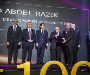 رئيس هيئة التنمية الصناعية أحمد عبد الرازق يتسلم جائزة "الشخصية الأكثر تأثيرًا في الإقتصاد المصري" في حفل تكريم Business Today