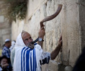 "ربنا بتاعنا لوحدنا".. الاحتلال الإسرائيلي يحظر الآذان ويصادر الكنائس بحجة "إزعاج اليهود"