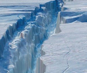 فريق مسح بريطاني: الثلوج في القطب الجنوبي تجبر سفينة البحث على العودة