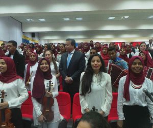 وزير التعليم العالي يردد أغنية "يلا بلادي" مع طلاب جامعة أسوان  (صور)