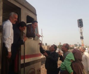 رئيس هيئة السكة الحديد يحاور الركاب من كابينة الجرار بقطار المناشي (صور) 