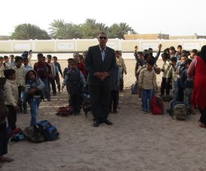 رئيس مدينة أبورديس يحضر طابور الصباح بمدرسة وطلابها يرددون نشيد الصاعقة