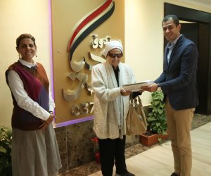 "الخير في أهلها ليوم الدين".. مواطنة تؤجل العمرة وتتبرع بـ40 ألف جنيه لتنمية سيناء (صور)