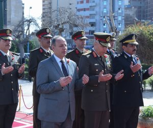محافظ الإسكندرية يضع إكليل زهور على النصب التذكاري لشهداء القوات المسلحة 