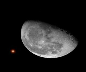 خلال ساعات.. القمر الأحدب يقع قرب كوكب المشترى كنقطة بيضاء ترى بالعين المجردة