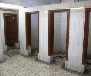 «حمام تايه يا ولاد الحلال».. القاهرة بلا مراحيض عامة.. دورة مياه لكل 75 ألف "مزنوق"
