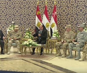 الرئيس السيسي يجتمع مع قادة القوات المسلحة عقب صلاة الجمعة (فيديو)