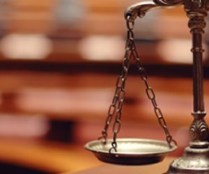  كبسولة قانونية.. التمثيل القانوني للمتهم بجناية في المحاكمة