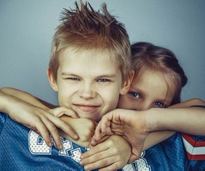 اكتشف تشدد ابنك وتطرفه.. 6 أعراض تظهر على الشاب والعلاج الاحتواء والحب  