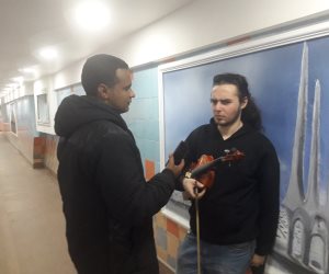  قصة طالب صيدلية حول نفق كليوباترا إلى مكبر صوت لآلة الكمان وسط الإسكندرية ( صور )