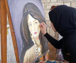 فى أول حوار مع الرسامة البكاية: "ويوم ما أبطل أرسم أكون ميت" (صور)