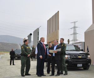 ترامب يعاين 8 نماذج للجدار العازل مع المكسيك (صور) 