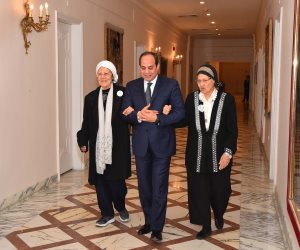 متبرعة تحيا مصر للسيسي: أنت شايل حمل جبل.. والرئيس يرد (فيديو)