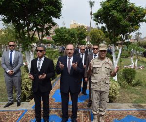 احتفالا بالعيد القومى لبني سويف.. المحافظ ومدير الأمن يضعان أكاليل الزهور على النصب التذكاري (صور)