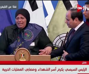 والدة أحد الشهداء توجه نداء للسيسي: "خلي بالك من مصر"